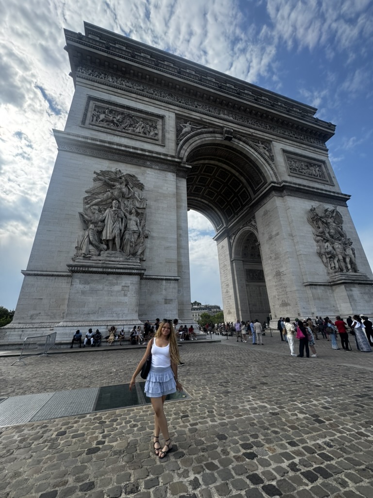 Brooklynne standing in front of the Arc de Triomphe in Paris