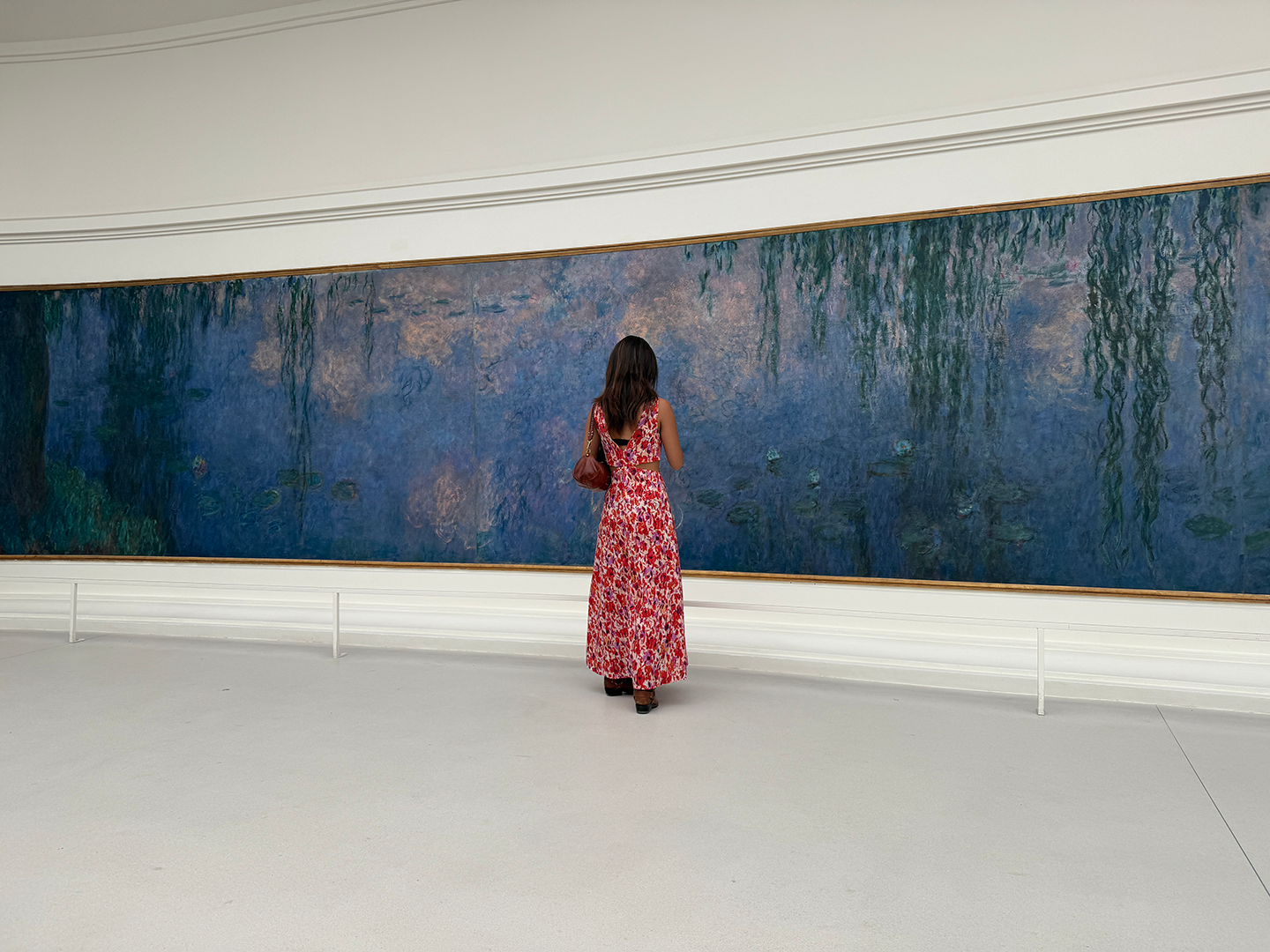 Reina standing in front of a painting by Monet
