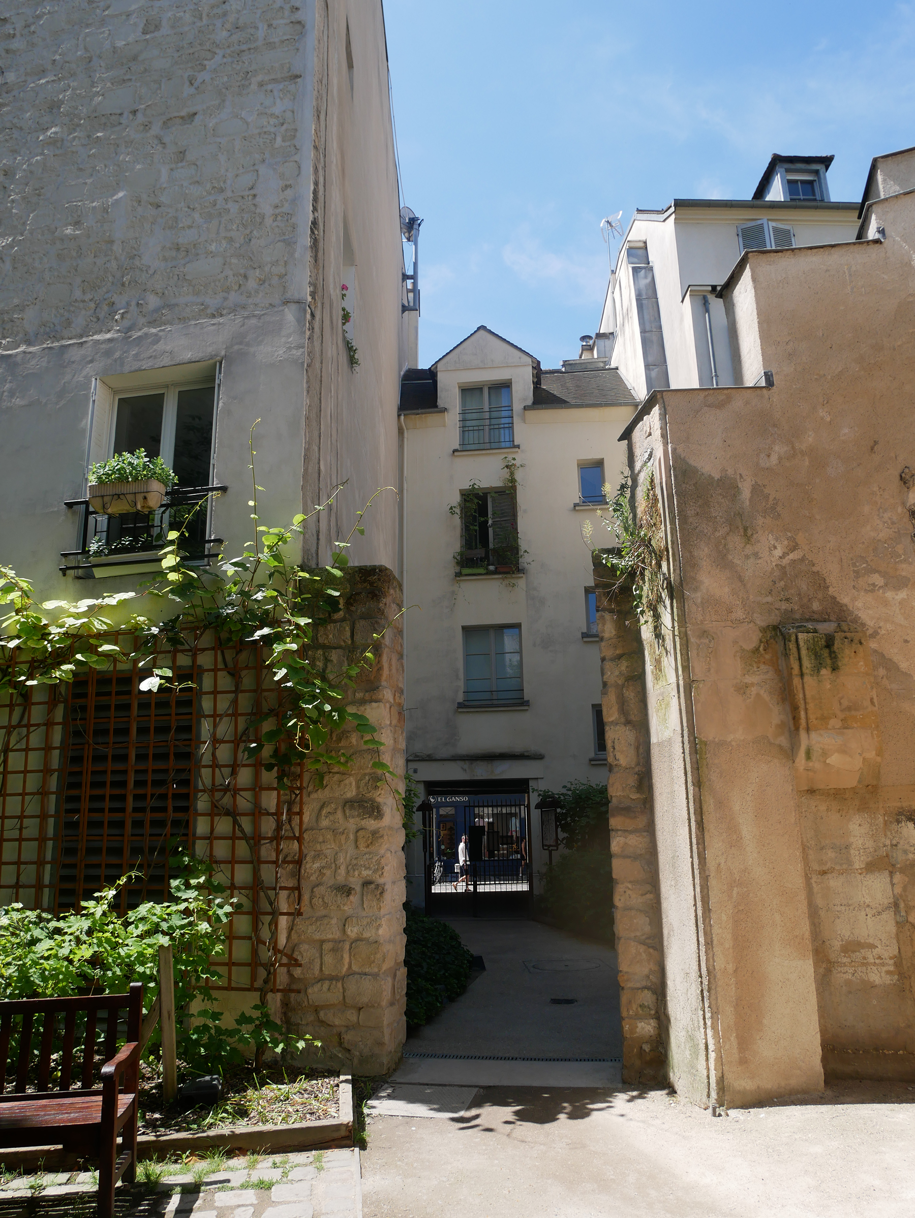 An alley between two stone buildings in Paris