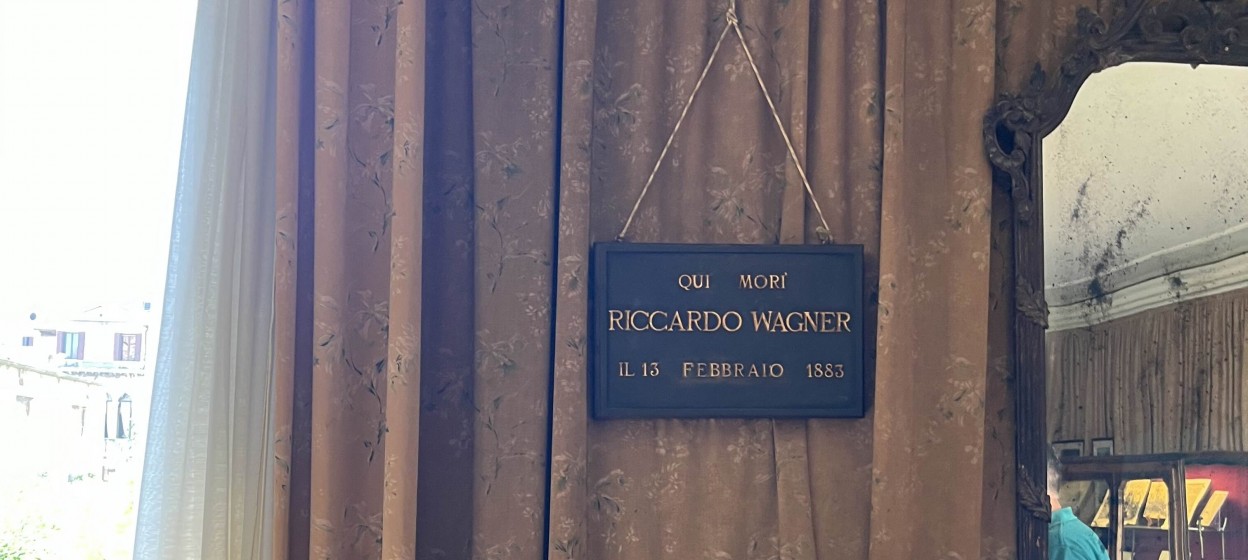 A sign in a musuem about Riccardo Wagner