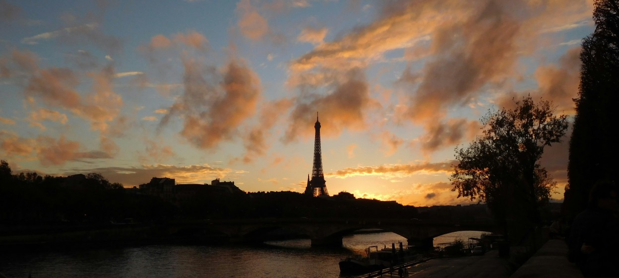 The silhouette of the Effiel Tower as the sunsets
