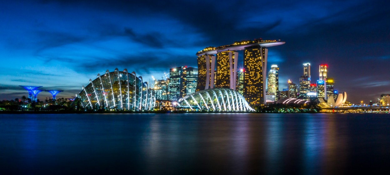 A view of the skyline in Signapore with its modern buildings as it becomes dusk