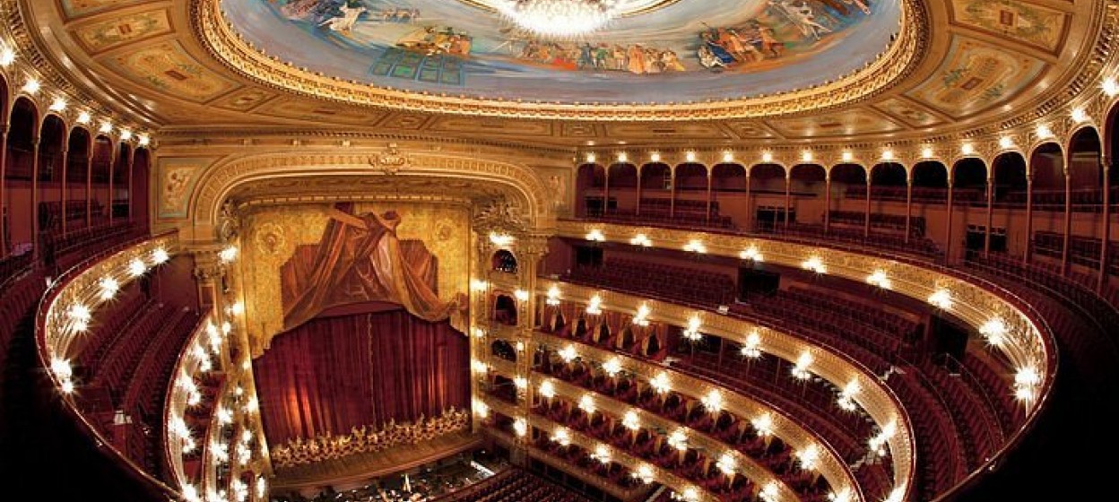 Inside teatro colon the opera house